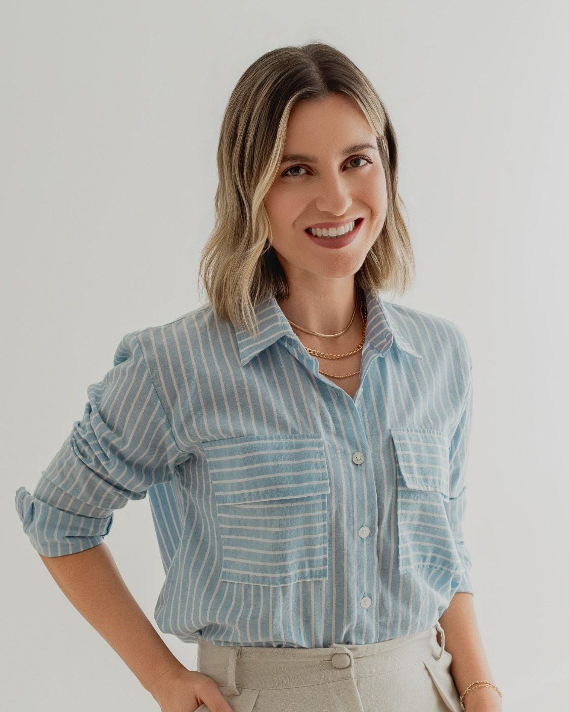 Retrato profissional da Psicóloga Joselma Colares com camisa azul clara, em enquadramento da cintura para cima